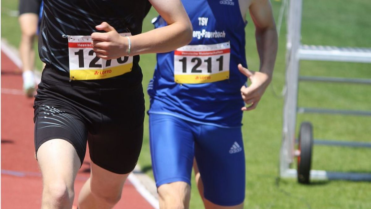 MJU 18: 800 m: Kampf um Bronze (von links) Jakob Schmidt-Weigand /TSV Gilserberg/1270) und Peer Michel Hagen (TSV Friedberg-Faierbach/1211).                                                        (zct)