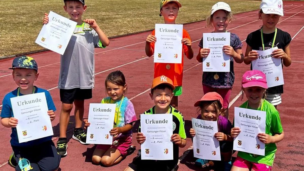 Foto der siegreichen U 8 : Von links nach rechts: Stehend: Hannes Bernhardt, Hannes Simon, Maila Ude und Malina Eckhardt. Sitzend: Phil Dominik, Carlotta Klapsing, Maximilian Wittenzellner, Mattea Ludolph und Emmi Schmidt,